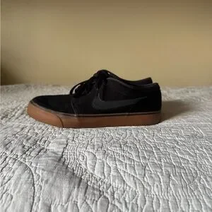 Nike Men's Black Sneakers with Brown Sole